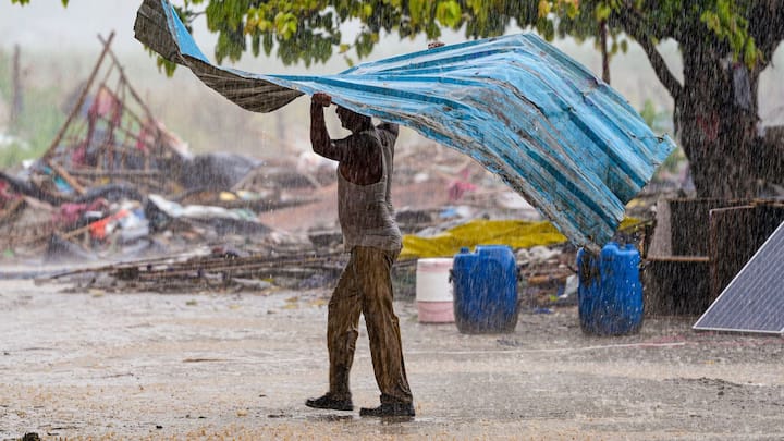  রবিবার থেকে মঙ্গলবার পর্যন্ত বজ্রবিদ্যুৎ সহ হালকা মাঝারি বৃষ্টির সঙ্গে ৩০ থেকে ৫০ কিলোমিটার গতিবেগে দমকা ঝড়ো বাতাস বইবে। বিক্ষিপ্তভাবে দু এক জায়গায় কালবৈশাখীর মতো পরিস্থিতি। শিলাবৃষ্টি এবং বজ্রপাতের সম্ভাবনা। রবিবার ঝড় ও বৃষ্টির পরিমাণ বেশি থাকবে উত্তর ২৪ পরগনা, পূর্ব বর্ধমান, বীরভূম, মুর্শিদাবাদ, নদিয়া এই পাঁচ জেলাতে।