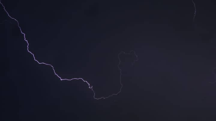 উত্তরবঙ্গে উপরের দিকের পাঁচ জেলায় ঝড় বৃষ্টি হতে পারে। দার্জিলিং জলপাইগুড়ি আলিপুরদুয়ার জেলার মতো বেশ কয়েক জায়গায় বিক্ষিপ্তভাবে ভারী বৃষ্টির আশঙ্কা বলে পূর্বাভাস হাওয়া অফিসের। 