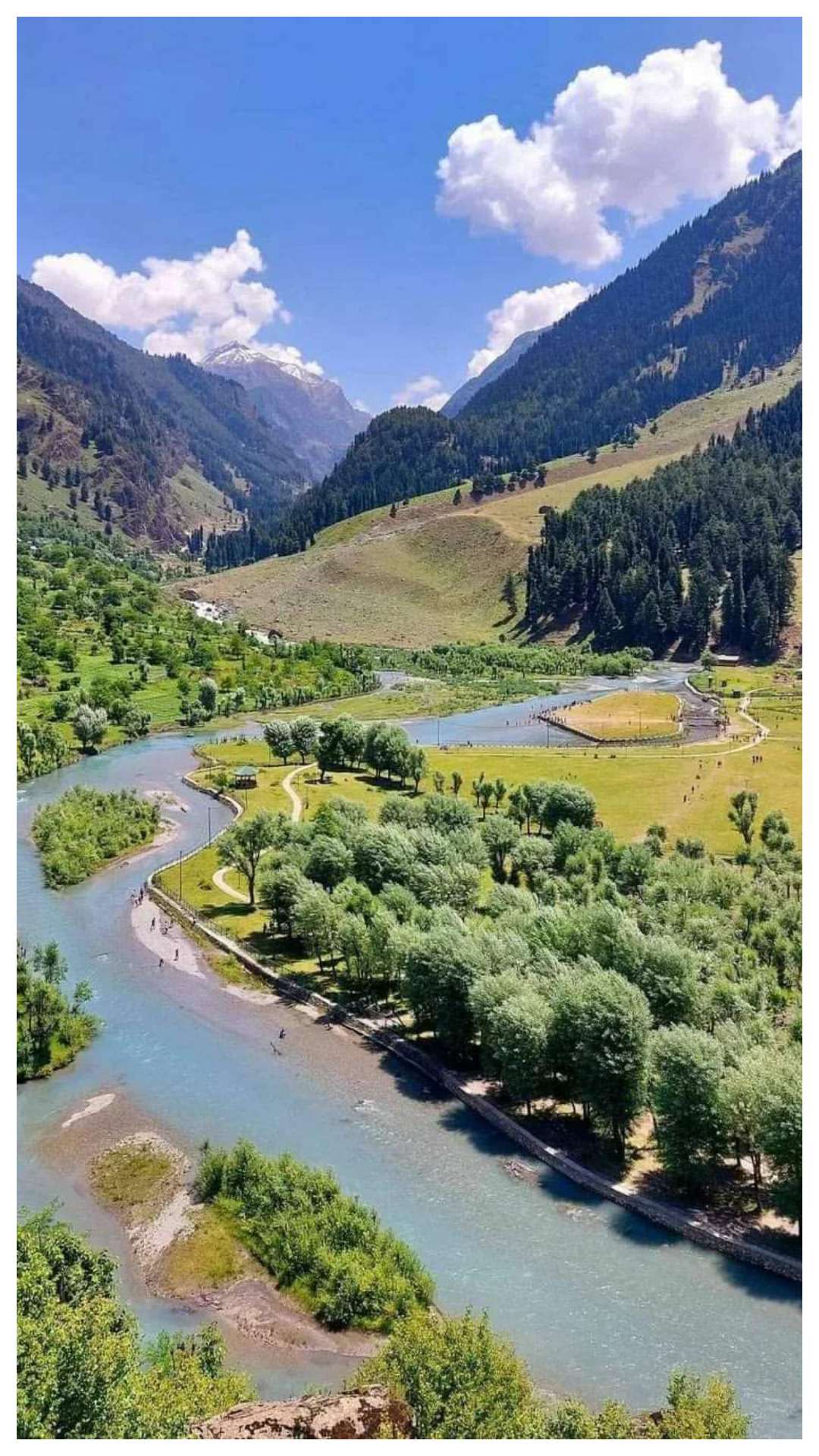 पहलगाम जम्मू कश्मीर के अनन्तनाग जिले में आता है, जो बहुत खुबसूरत टूरिस्ट प्लेस है
