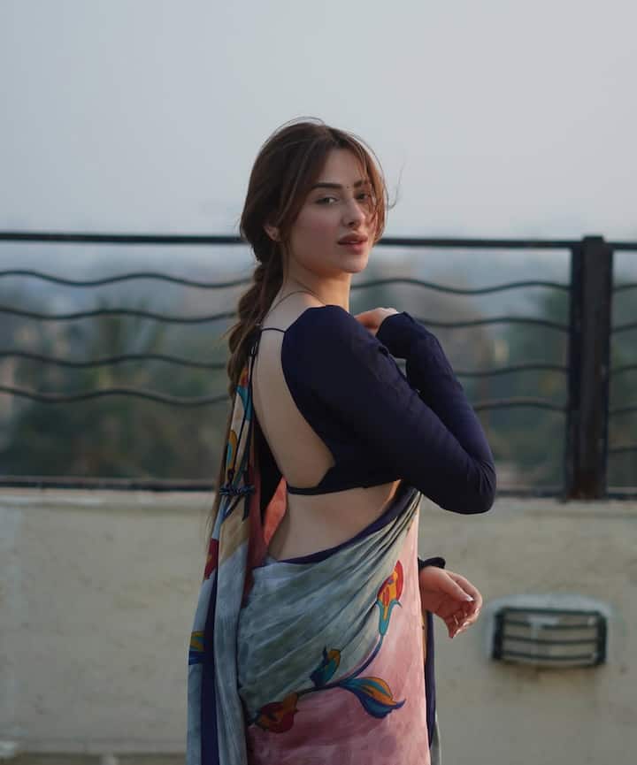 बैकलेस फुल स्लीव्स ब्लाउज के साथ लाइट वेट फ्लोरल प्रिंटेड साड़ी गर्मियों के लिए अच्छा ऑप्शन है. चिलचिलाती धूप में अगर आपके किसी डे-इवेंट में जाना हो तो आप भी ऐसी साड़ी कैरी कर सकती हैं.