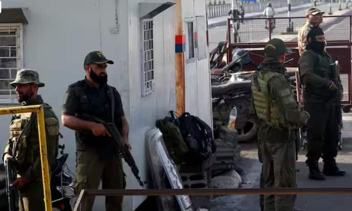 ਜੰਮੂ-ਕਸ਼ਮੀਰ ਦੇ ਪਹਿਲਗਾਮ ਵਿੱਚ 22 ਅਪ੍ਰੈਲ ਨੂੰ ਇੱਕ ਵੱਡਾ ਅੱਤਵਾਦੀ ਹਮਲਾ ਹੋਇਆ। ਇਸ ਹਮਲੇ ਵਿੱਚ, ਅੱਤਵਾਦੀਆਂ ਨੇ ਪਹਿਲਗਾਮ ਵਿੱਚ ਸੈਲਾਨੀ ਸਮੂਹ ਨੂੰ ਨਿਸ਼ਾਨਾ ਬਣਾਇਆ ਅਤੇ ਉਨ੍ਹਾਂ 'ਤੇ ਗੋਲੀਬਾਰੀ ਕੀਤੀ। ਪਹਿਲਗਾਮ ਹਮਲੇ ਵਿੱਚ ਅੱਤਵਾਦੀਆਂ ਨੇ ਲਗਭਗ 26 ਸੈਲਾਨੀਆਂ ਨੂੰ ਮਾਰ ਦਿੱਤਾ ਅਤੇ ਕਈ ਲੋਕਾਂ ਨੂੰ ਜ਼ਖਮੀ ਕਰ ਦਿੱਤਾ। ਪਹਿਲਗਾਮ ਵਿੱਚ ਹੋਏ ਅੱਤਵਾਦੀ ਹਮਲੇ ਤੋਂ ਬਾਅਦ, ਭਾਰਤ ਸਰਕਾਰ ਨੇ ਪਾਕਿਸਤਾਨ ਵਿਰੁੱਧ ਸਖ਼ਤ ਕਾਰਵਾਈ ਕੀਤੀ ਹੈ।