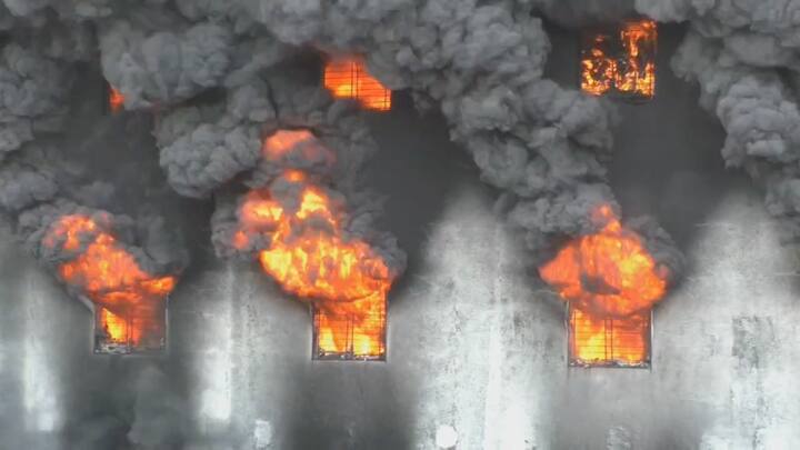 आगीवर नियंत्रण मिळण्यासाठी अजूनही किती वेळ लागेल हे ही सांगता येत नाहीये. तर फर्निचर गोदामाच्या शेजारी कापडाचा मोठा गोदाम असून त्याला ही आग लागण्याची शक्यता बाळवली आहे.