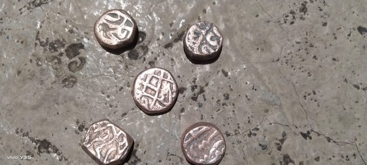 अकोला जिल्ह्यातील मुर्तिजापूर तालूक्यातल्या तुरखेड येथे घराचा पाया खोदतांना काही इतिहासकालीन नाण्यांचा मोठा खजिना सापडलाय.