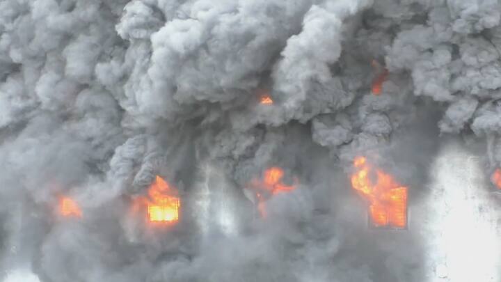 आगीच्या आसपास रहीवाशी परिसर असल्याने सर्वांना सुरक्षित स्थळी हलवण्यात आले आहेत.