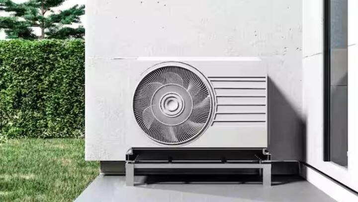 AC Power Consumption: ਜਿਵੇਂ-ਜਿਵੇਂ ਗਰਮੀਆਂ ਦਾ ਮੌਸਮ ਤੇਜ਼ ਹੁੰਦਾ ਜਾ ਰਿਹਾ ਹੈ, ਲੋਕ ਹੁਣ ਆਪਣੇ ਏਅਰ ਕੰਡੀਸ਼ਨਰਾਂ (AC) ਦੀ ਸੇਵਾ ਕਰਵਾਉਣ ਵਿੱਚ ਰੁੱਝੇ ਹੋਏ ਹਨ। ਜਿਵੇਂ-ਜਿਵੇਂ ਗਰਮੀ ਵਧਦੀ ਹੈ, ਲੋਕਾਂ ਨੂੰ ਏਸੀ ਦੀ ਲੋੜ ਪੈਣ ਲੱਗਦੀ ਹੈ।