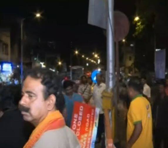 स्थानिक रहिवाश्यांच्या मागण्या पूर्ण केल्या जात नाही, त्यांचे पुनर्वसन केले जात नाही, त्यांना विश्वासात घेतले जात नाही तोपर्यंत पुल बंद करू नये यासाठी काल रात्री मोठे आंदोलन झाले.