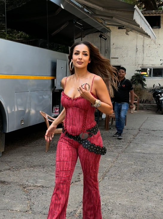 In these pictures, Malaika Arora is seen wearing a jump suit of pink shed. With which the actress has also put a belt.