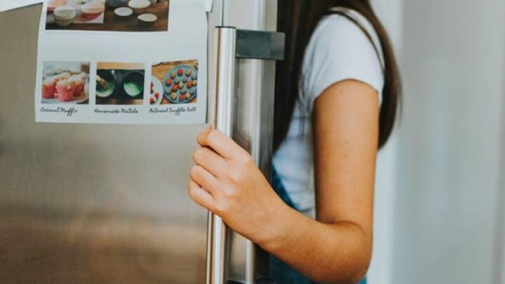 लेकिन क्या आपको पता है गर्मियों में फ्रिज कितने टेंपरेचर पर चलाना चाहिए. अक्सर लोगों को इस बारे में जानकारी नहीं होती है. अगर आपको भी नहीं पता गर्मियों में कितने टेंपरेचर पर चलाना चाहिए फ्रिज. तो चलिए बताते हैं.