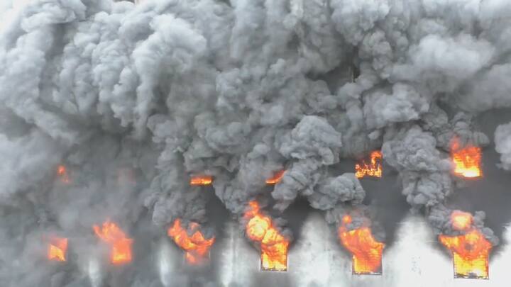 Bhiwandi News : राज्यात उन्हाचा तडाखा वाढत असताना अनेक आगीच्या घटनेत वाढ झाली आहे. अशीच एक आगीच्या भिवंडी तालुक्यातील राहणाल गावच्या हद्दीत घडली आहे. यात स्वागत कंपाउंड मधील फर्निचरच्या गोदामाला भीषण आग लागली आहे.