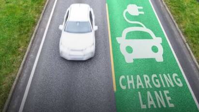 World First Electrified Road: ਇਲੈਕਟ੍ਰਿਕ ਕਾਰ ਤੋਂ ਬਾਅਦ ਹੁਣ ਦੁਨੀਆ ਦੀ ਪਹਿਲੀ ਇਲੈਕਟ੍ਰਿਕ ਰੋਡ ਵੀ ਆ ਗਈ ਹੈ। ਇਸ ਸੜਕ ਦੀ ਖਾਸੀਅਤ ਇਹ ਹੈ ਕਿ ਇਸ ਤੇ ਇਲੈਕਟ੍ਰਿਕ ਵਾਹਨ ਚੱਲਦੇ ਸਮੇਂ ਚਾਰਜ ਹੋਣਗੇ।