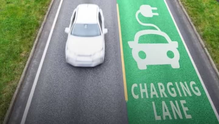 World First Electrified Road: ਇਲੈਕਟ੍ਰਿਕ ਕਾਰ ਤੋਂ ਬਾਅਦ ਹੁਣ ਦੁਨੀਆ ਦੀ ਪਹਿਲੀ ਇਲੈਕਟ੍ਰਿਕ ਰੋਡ ਵੀ ਆ ਗਈ ਹੈ। ਇਸ ਸੜਕ ਦੀ ਖਾਸੀਅਤ ਇਹ ਹੈ ਕਿ ਇਸ 'ਤੇ ਇਲੈਕਟ੍ਰਿਕ ਵਾਹਨ ਚੱਲਦੇ ਸਮੇਂ ਚਾਰਜ ਹੋਣਗੇ।