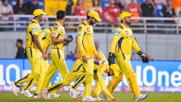 Chennai Super Kings In Playoff: चेन्नई सुपर किंग्स ने 9 मैचों में से सिर्फ दो मुकाबले जीते हैं. ये पॉइंट्स टेबल में आखिरी नंबर पर है. हालांकि टीम के प्लेऑफ में जगह बनाने की उम्मीद अभी भी बरकरार है.