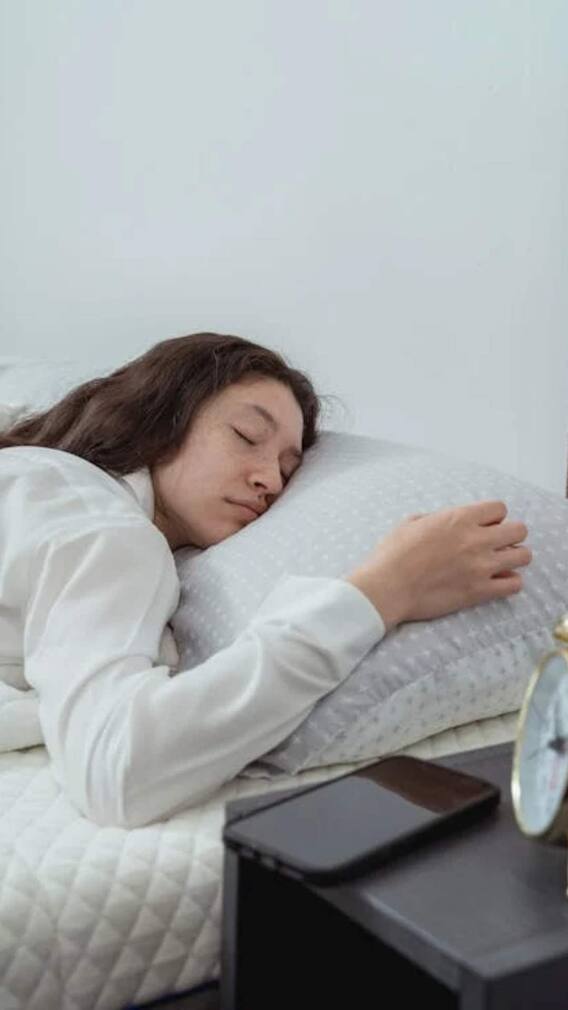 सोते समय मोबाइल कितनी दूर रखना चाहिए