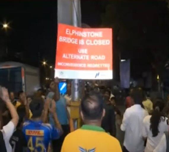 एल्फिस्टन पूल बंद केल्यानंतर स्थानिक रहिवाशांनी काल (25 एप्रिल) रात्री आंदोलन केले. यानंतर पुढील दोन दिवस एल्फिस्टन पूल वाहतुकीसाठी पुन्हा खुला करण्यात आला.