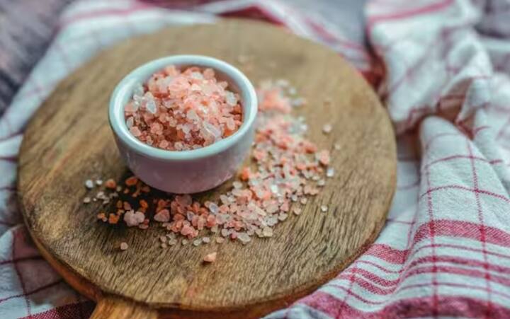 ਇਸ ਤੋਂ ਇਲਾਵਾ, ਪਾਕਿਸਤਾਨ ਤੋਂ ਭਾਰਤ ਵੱਡੀ ਮਾਤਰਾ ਵਿੱਚ ਸੇਂਧਾ ਨਮਕ ਵੀ ਖਰੀਦਦਾ ਹੈ। ਭਾਰਤ ਵਿੱਚ ਸੇਂਧਾ ਨਮਕ ਪੂਰੀ ਤਰ੍ਹਾਂ ਪਾਕਿਸਤਾਨ ਤੋਂ ਆਉਂਦਾ ਹੈ। ਕਿਉਂਕਿ ਪਾਕਿਸਤਾਨ ਦੁਨੀਆ ਦੇ ਉਨ੍ਹਾਂ ਦੇਸ਼ਾਂ ਵਿੱਚੋਂ ਇੱਕ ਹੈ ਜਿੱਥੇ ਸੇਂਧਾ ਨਮਕ ਸਭ ਤੋਂ ਵੱਧ ਮਾਤਰਾ ਵਿੱਚ ਪਾਇਆ ਜਾਂਦਾ ਹੈ। ਇਸ ਕਾਰਨ, ਭਾਰਤ ਵਿੱਚ ਸੇਂਧਾ ਨਮਕ ਸਭ ਤੋਂ ਮਹਿੰਗਾ ਹੋ ਸਕਦਾ ਹੈ।