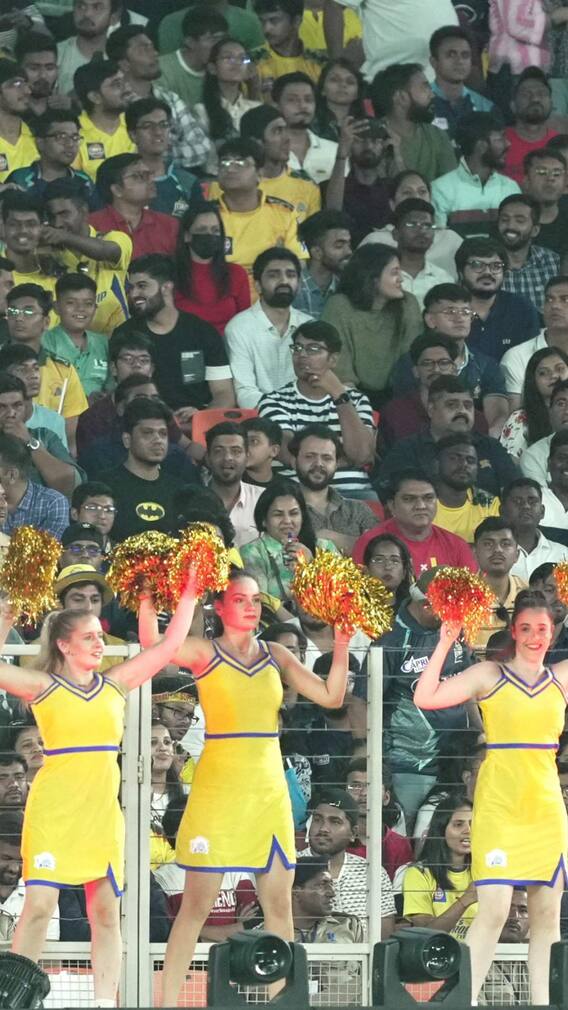 सबसे पहले किस मैच में आई थीं चीयर लीडर्स?