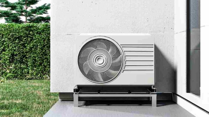 AC Power Consumption: गर्मी का मौसम जैसे-जैसे तेज़ होता जा रहा है लोग अब अपने एयर कंडीशनर (AC) की सर्विसिंग करवाने में जुट गए हैं. ज्यादा गर्मी बढ़ने पर लोगों को एसी की जरूरत होने लगती है.