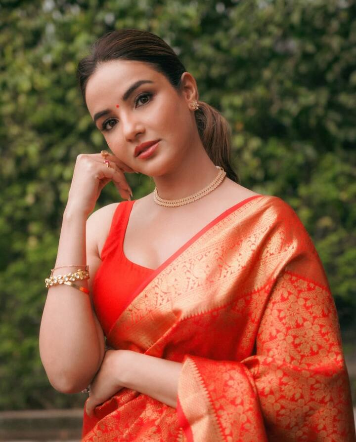 जैस्मिन भसीन के दिन की शुरुआत धनिया के पानी से होती है, जिससे बॉडी डिटॉक्स होती है. वह धनिया के पत्तों वाला डिटॉक्स वाटर या धनिया के बीज को पानी में उबालकर, फिर छानकर इसका सेवन करती हैं.