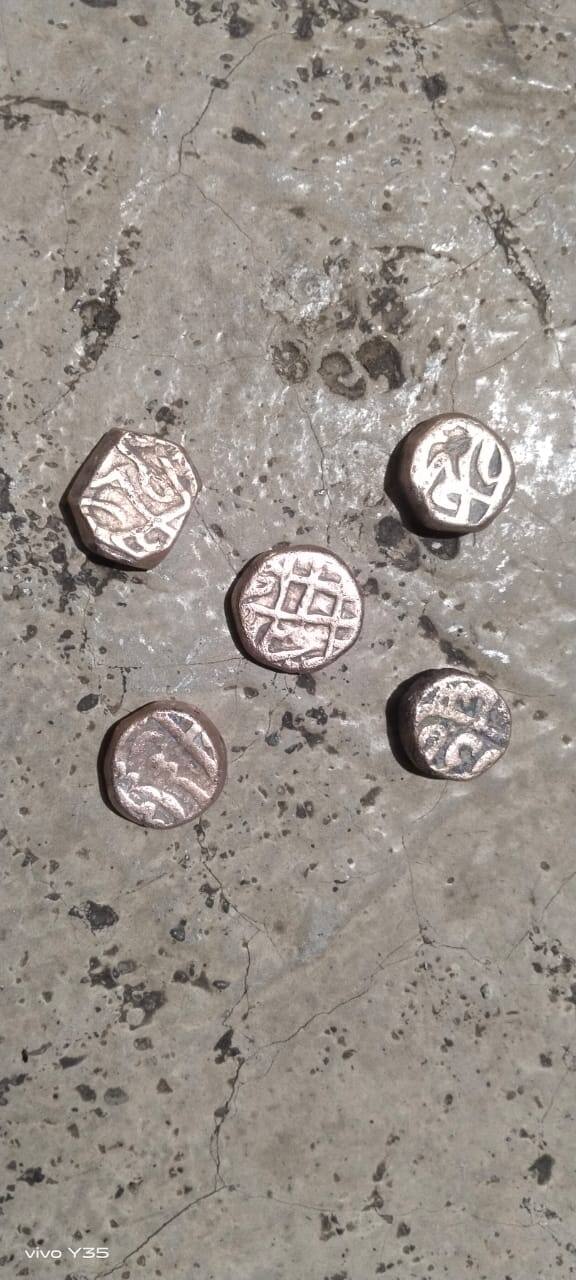 गावातील ठाकरे कुटूंबियांच्या घराचं सध्या बांधकाम सुरू आहे. यावेळी घरासाठी जेसीबीने पाया खोदतांना जमिनीत इतिहासकालीन नाण्यांचा मोठा खजिना निघालाय.