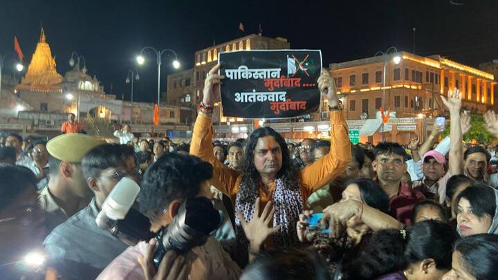 राजस्थान के जयपुर में जामा मस्जिद के बाहर बीजेपी विधायक बालमुकुंद आचार्य ने लोगों की भीड़ के साथ प्रदर्शन किया. इस मामले में पुलिस ने बीजेपी विधायक और उनके समर्थकों के खिलाफ FIR दर्ज की है.