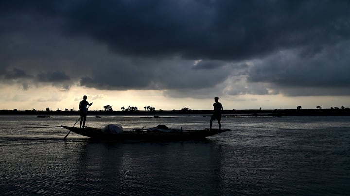 এই জেলাগুলিতে বজ্রবিদ্যুৎ সহ হালকা মাঝারি বৃষ্টির সঙ্গে দমকা ঝড়ো হাওয়া ৬০ কিলোমিটার পর্যন্ত গতিবেগে বইতে পারে। কলকাতা সহ বাকি জেলাতে বজ্রবিদ্যুৎসহ ৪০ থেকে ৫০ কিলোমিটার গতিবেগে দমকা ঝড় বাতাস বইতে পারে। মঙ্গলবারে দক্ষিণবঙ্গের সব জেলাতেই বজ্রবিদ্যুৎ-সহ ঝড় বৃষ্টির পূর্বাভাস।