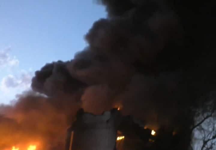 पहाटे चारच्या सुमारास लागलेली आग 15 ते  16 तास उलटूनही धूमसत आहे