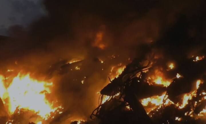 भिवंडी तालुक्यातील राहणाल गावच्या हद्दीत स्वागत कंपाउंड परिसरात फर्निचर गोदामाला भीषण आग