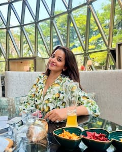 फ्लोरस शर्ट के साथ छोटी सी स्कर्ट पहन मोनलिसा ने दिए सिजलिंग पोज, मिनटों में वायरल हुई तस्वीरें