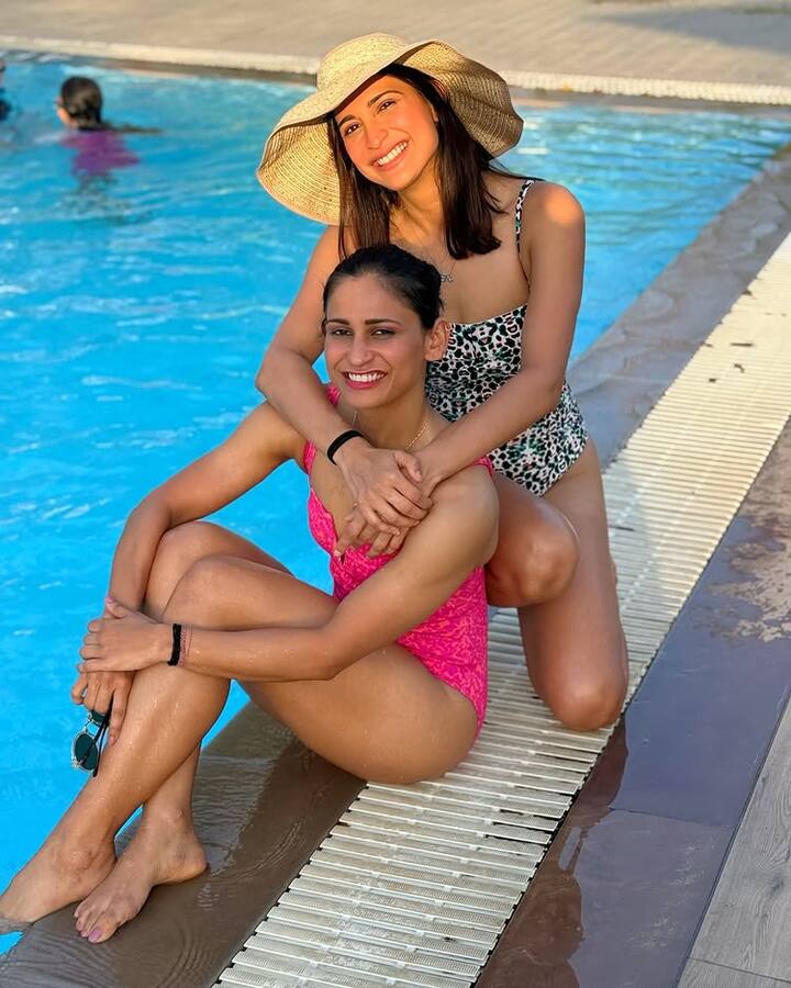 આહનાનો  જન્મ 1 મે 1985ના રોજ લખનઉ ઉત્તર પ્રદેશમાં થયો છે. તેણે મુંબઈની મેરી ઈમેક્યુલેટ ગર્લ્સ હાઈસ્કૂલમાં અભ્યાસ કર્યો અને પછી તે લખનઉની લા માર્ટિનીયર ગર્લ્સ કોલેજમાં ગઈ. તેણે મુંબઈની એચઆર કોલેજ ઓફ કોમર્સમાં પણ અભ્યાસ કર્યો છે.