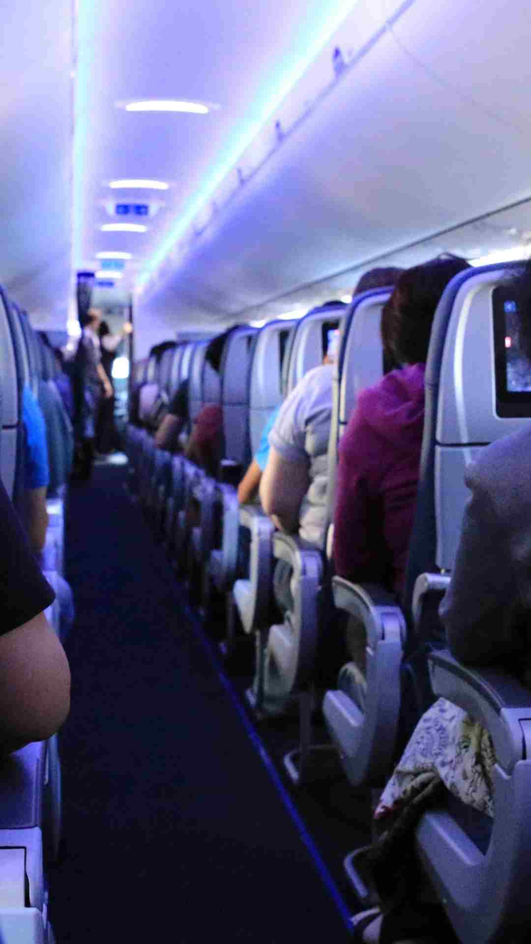 फ्लाइट में अनहोनी से बचने के लिए कड़ी सुरक्षा की जाती है