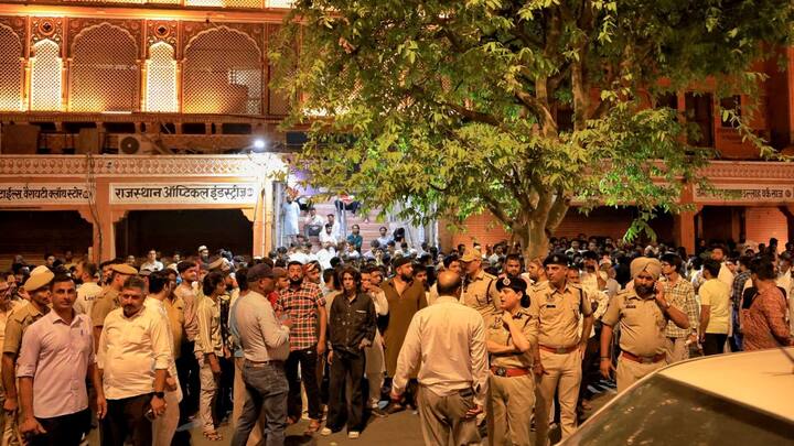 गौरतलब है कि जयपुर शहर में हवा महल सीट से बीजेपी के विधायक और संत समिति के प्रदेश अध्यक्ष बाबा बालमुकुंद आचार्य और उनके समर्थकों पर आरोप लगा था कि रात को उन्होंने जौहरी बाजार इलाके की जामा मस्जिद के बाहर न सिर्फ पोस्टर चिपकाए, बल्कि धार्मिक आधार पर भड़काऊ नारेबाजी भी की.