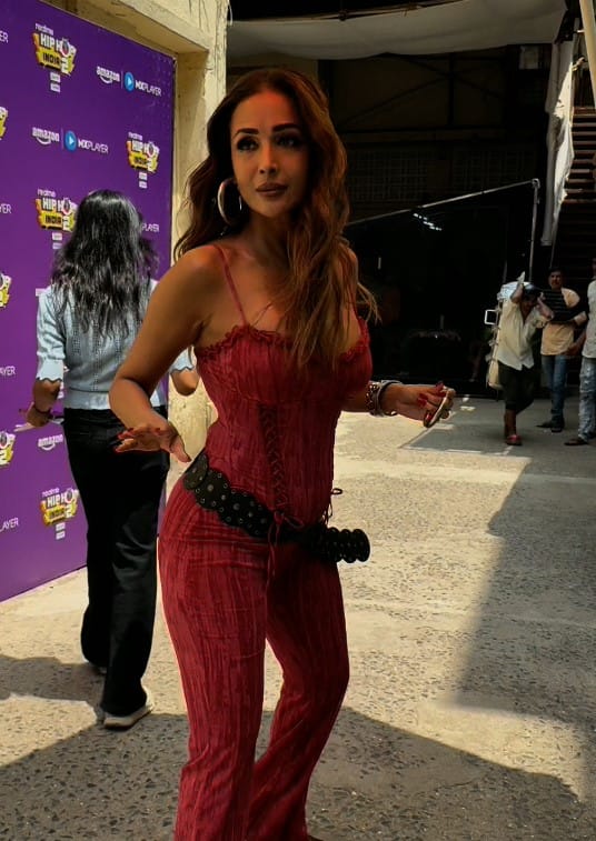 Malaika has completed her look with settlement makeup and open curly hair. Those who are adding four moons to their look.