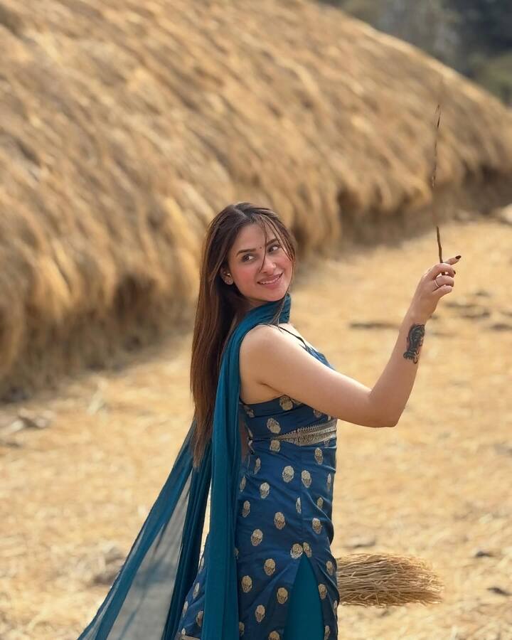 बनारसी लुक कभी आउट ऑफ फैशन नहीं होता. घर में पूजा हो या कोई शादी का फंक्शन, आप इस तरह स्ट्रैपी बनापसी सूट पहन सकती हैं.