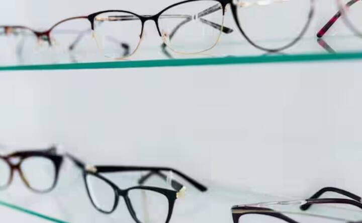 ਭਾਰਤ ਵਿੱਚ ਐਨਕਾਂ ਵਿੱਚ ਵਰਤੇ ਜਾਣ ਵਾਲੇ ਆਪਟੀਕਲ ਲੈਂਸ ਵੀ ਪਾਕਿਸਤਾਨ ਤੋਂ ਖਰੀਦੇ ਜਾਂਦੇ ਹਨ। ਭਾਰਤੀ ਬਾਜ਼ਾਰਾਂ ਵਿੱਚ ਇੱਥੇ ਬਣੇ ਆਪਟਿਕਸ ਦੀ ਬਹੁਤ ਮੰਗ ਹੈ। ਹੁਣ, ਸਰਕਾਰ ਦੇ ਵੱਡੇ ਫੈਸਲਿਆਂ ਅਤੇ ਪਾਕਿਸਤਾਨ ਨਾਲ ਸਬੰਧਾਂ ਦੇ ਅੰਤ ਤੋਂ ਬਾਅਦ, ਭਾਰਤ ਵਿੱਚ ਆਪਟੀਕਲ ਲੈਂਸ ਮਹਿੰਗੇ ਹੋ ਸਕਦੇ ਹਨ।