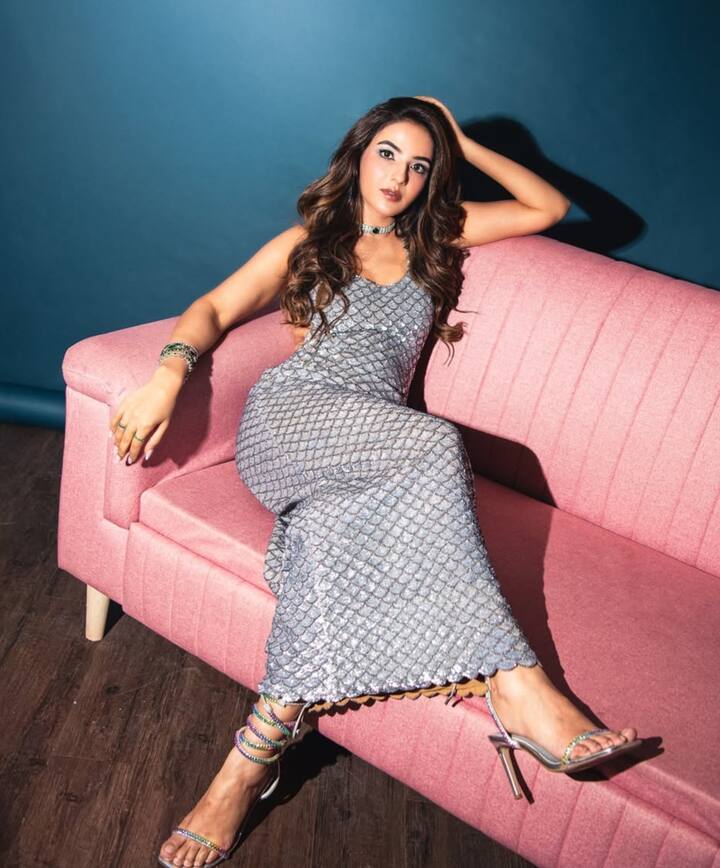 फिजिकल और मेंटल फिटनेस के लिए जैस्मिन भसीन योग करती हैं, जिससे उनका तनाव कम होता है और बॉडी में फ्लैक्सिबिलिटी भी बढ़ती हैं.