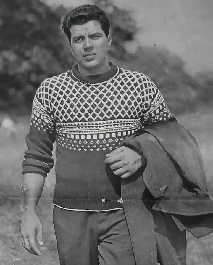 हिंदी सिनेमा को 'शोले' और 'सीता और गीता' जैसी शानदार फिल्में देने वाले धर्मेंद्र 89 साल की उम्र में भी इंडस्ट्री में एक्टिव हैं. आज भी उनकी एक झलक के लिए फैंस बेकरार रहते हैं.