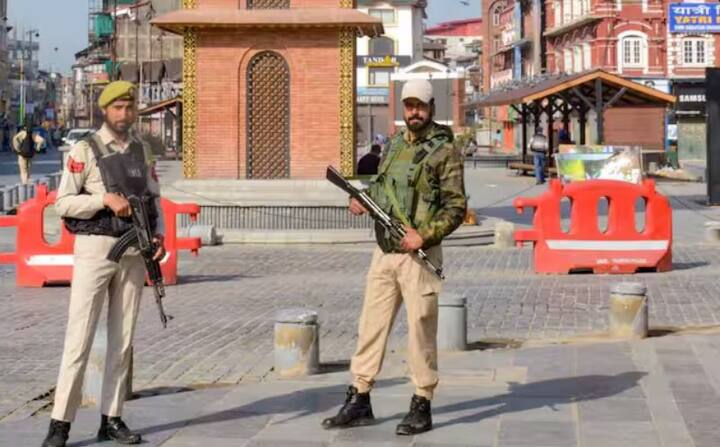 ਸਰਕਾਰ ਨੇ ਪਹਿਲਗਾਮ ਹਮਲੇ ਤੋਂ ਬਾਅਦ ਪਾਕਿਸਤਾਨ ਵਿਰੁੱਧ ਕਈ ਵੱਡੇ ਫੈਸਲੇ ਲਏ। ਜਿਸ ਵਿੱਚ ਭਾਰਤ ਸਰਕਾਰ ਨੇ ਸਿੰਧੂ ਜਲ ਸੰਧੀ ਨੂੰ ਰੱਦ ਕਰ ਦਿੱਤਾ ਹੈ। ਇਸ ਦੇ ਨਾਲ ਹੀ, ਭਾਰਤ ਸਰਕਾਰ ਨੇ ਪਾਕਿਸਤਾਨੀ ਨਾਗਰਿਕਾਂ ਲਈ ਸਾਰਕ ਵੀਜ਼ਾ ਵੀ ਪੂਰੀ ਤਰ੍ਹਾਂ ਰੱਦ ਕਰ ਦਿੱਤਾ ਹੈ। ਇਸ ਦੇ ਨਾਲ ਹੀ, ਸਰਕਾਰ ਨੇ ਉਨ੍ਹਾਂ ਪਾਕਿਸਤਾਨੀ ਨਾਗਰਿਕਾਂ ਨੂੰ ਹੁਕਮ ਦਿੱਤਾ ਹੈ ਜਿਨ੍ਹਾਂ ਕੋਲ SVES ਵੀਜ਼ਾ ਹੈ ਅਤੇ ਉਹ ਇਸ ਸਮੇਂ ਭਾਰਤ ਵਿੱਚ ਹਨ, ਉਨ੍ਹਾਂ ਨੂੰ 48 ਘੰਟਿਆਂ ਦੇ ਅੰਦਰ ਦੇਸ਼ ਛੱਡਣ ਦਾ ਹੁਕਮ ਦਿੱਤਾ ਹੈ। ਇਸ ਤੋਂ ਇਲਾਵਾ, ਭਾਰਤ ਨੇ ਪਾਕਿਸਤਾਨ ਦੇ ਅਧਿਕਾਰਤ ਐਕਸ ਅਕਾਊਂਟ 'ਤੇ ਪਾਬੰਦੀ ਲਗਾ ਦਿੱਤੀ ਹੈ।