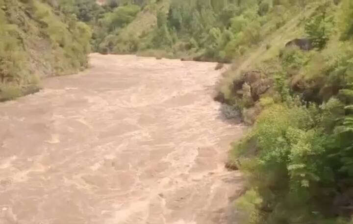 झेलम नदीत पाणी सोडल्यामुळे मुझफ्फराबादमध्ये भयंकर पूर आला आहे.