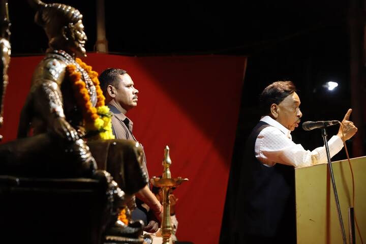 पैसे खाणाऱ्यांची मातोश्रीपासून यादी आहे, त्यांची सध्या चौकशी चालू आहे.