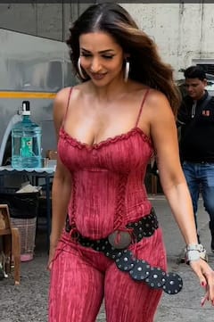 Pics: ડીપનેક જમ્પસૂટમાં મલાઇકા અરોડાએ ફ્લૉન્ટ કરી પાતળી કમર, હાથ પરના ટેટૂ પર ચોંટી ફેન્સની નજર...