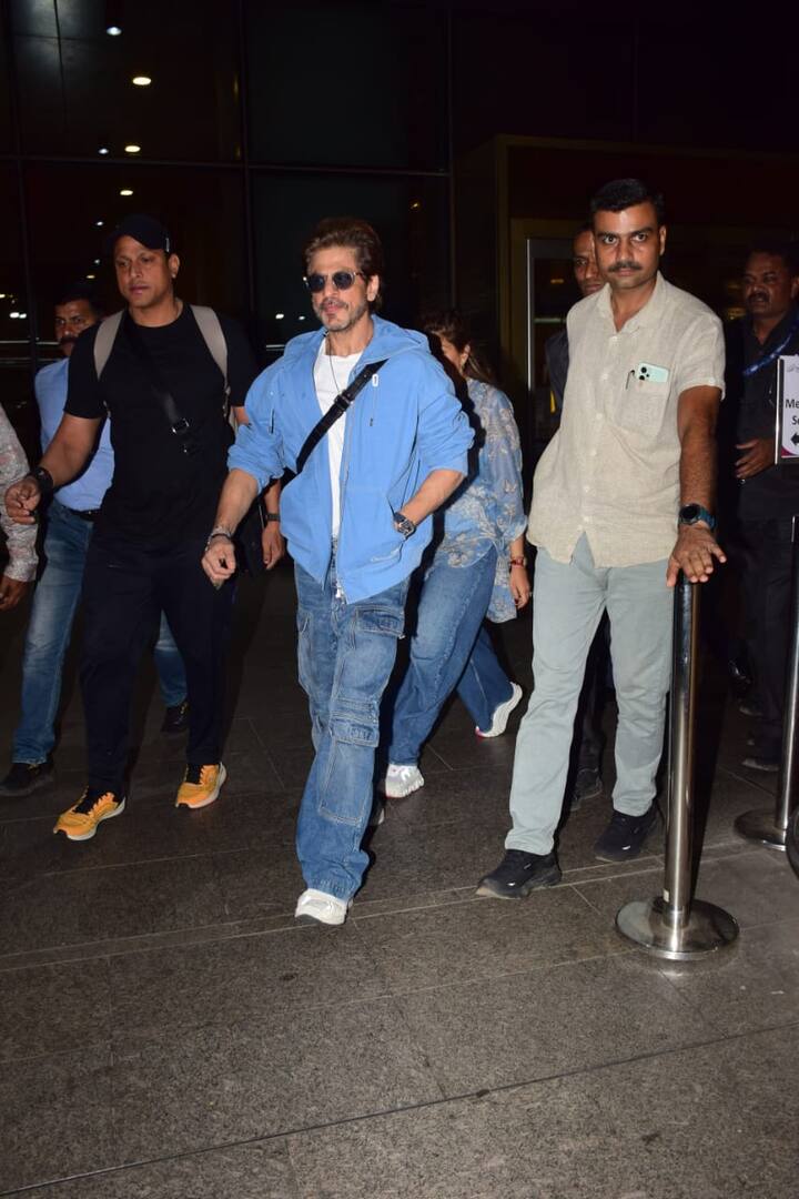 Shah Rukh Khan got to see a dashing look at the airport. She wore a blue denim shirt with a white shirt. Whose button actor had opened it.