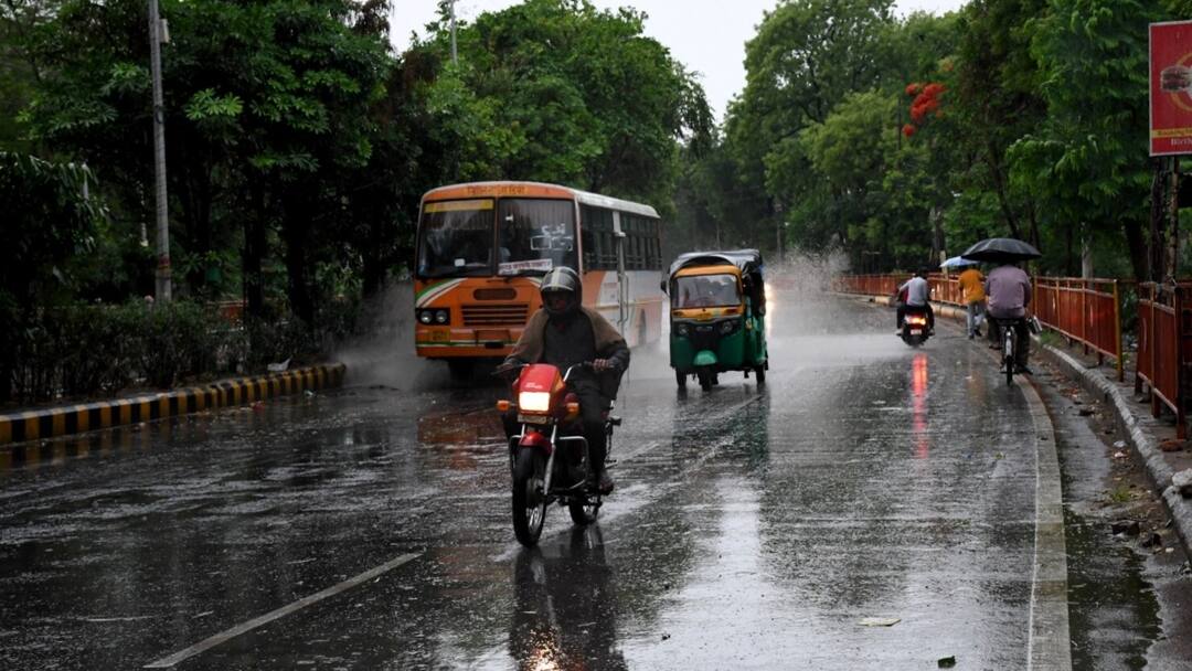 यूपी में भीषण गर्मी से मिलने वाली है राहत, बारिश के साथ ओले पड़ने की भी संभावना UP Weather Update Today Storm Heavy Rain heatwave Check IMD Report ANN यूपी में भीषण गर्मी से मिलने वाली है राहत, बारिश के साथ ओले पड़ने की भी संभावना