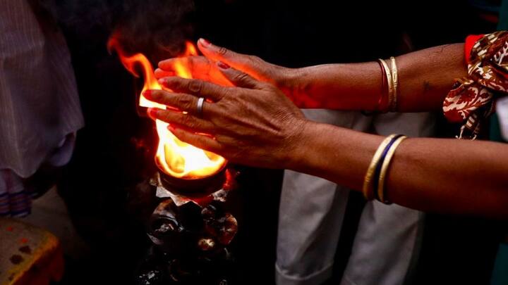 वैदिक पंचागानुसार, चैत्र महिन्यात येणाऱ्या कृष्ण पक्षातील दर्श अमावस्या दिनांक 27 एप्रिल 2025 रविवार म्हणजेच आज येत आहे. यंदा एक-दोन नव्हे तर चार योगायोग अमावस्येला घडत आहेत. तर 2 अत्यंत महत्त्वाचे ज्योतिष योग तयार होत आहेत.