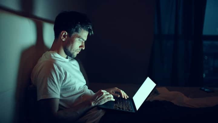 मानसिक रोग विशेषज्ञों की मानें तो अश्लील फिल्मों के शिकार हो चुके लोगों को पोर्न देखने की बहुत तलब उठती है. कई लोगों में इसकी समस्या ज्यादा बढ़ जाती है, जिससे कि उनका कामकाज बहुत प्रभावित होता है.