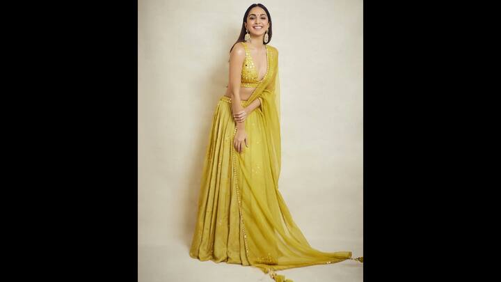 7. Vibrant Yellow Lehenga: Kiara Advani served a dazzling look in her vibrant yellow lehenga. The traditional outfit featured a mirror work and deep V-neck blouse and a matching sheer dupatta. The delicate dupatta had a stunning lace and tassel detailing along the borders. The outfit gave a cheerful and festive vibe to the actress. (Image Source: Twitter/@filmfare)