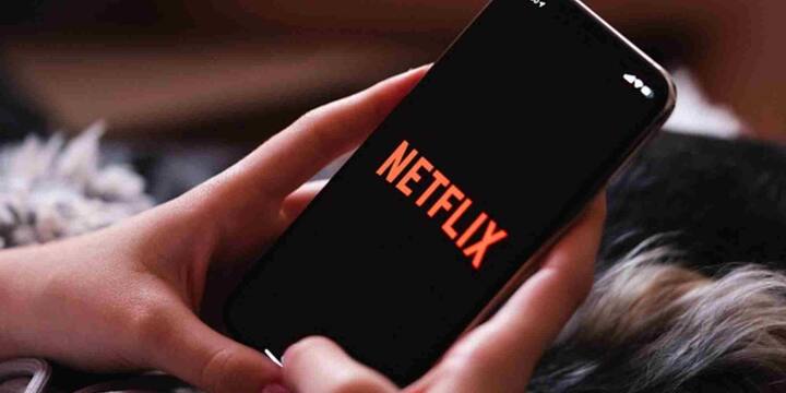 वोडाफोन आइडिया का 1599 रुपये वाले प्लान में यूजर्स को नेटफ्लिक्स का एक्सेस मिल जाता है. इतना ही नहीं, इस प्लान में यूजर्स को हर दिन 2.5GB डेटा, अनलिमिटेड कॉलिंग और 100 SMS जैसे बेनिफिट्स भी मिल जाते हैं.