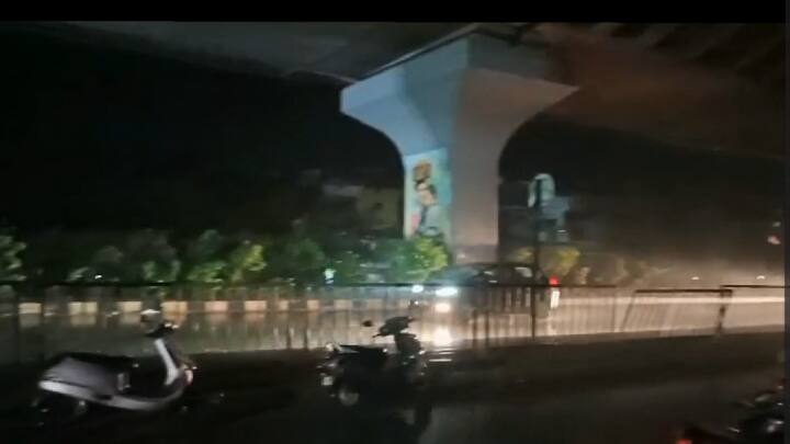 भंडाऱ्यात विजांच्या कडकडाटासह आलेल्या पावसानं नागरिकांची उकाड्यापासून सुटका झाली. मात्र, लाईट गेल्याने नागरिकांनी तीव्र संताप व्यक्त केला.