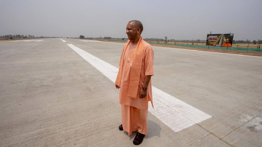 यूपी के इस शहर में बनी देश की पहली नाइट लैंडिंग हवाई पट्टी, लड़ाकू विमान कर सकेंगे अभ्यास Shahjahanpur First Night Landing Airstrip built fighter planes will be able to practice ANN यूपी के इस शहर में बनी देश की पहली नाइट लैंडिंग हवाई पट्टी, लड़ाकू विमान कर सकेंगे अभ्यास