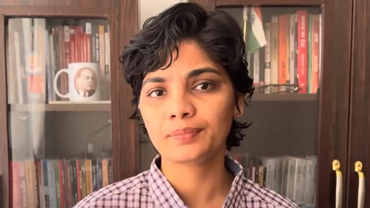 Ayodhya another complaint filed demanding prosecution of Neha Singh Rathore नेहा सिंह राठौर पर एक और मामला, लोकगायिका बोलीं- ये है इनकी छप्पन इंच की छाती और...