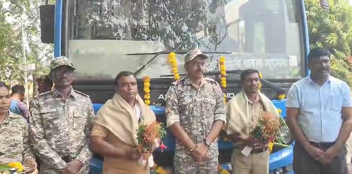 सकाळी संपूर्ण गावकरी पहिल्यांदा येणाऱ्या या बसची आतुरतेने वाट बघत होते.